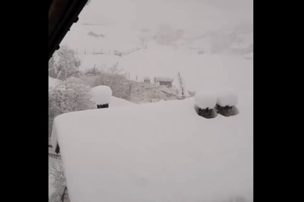 Valanga di ghiaccio per le strade di Martello in Alto Adige