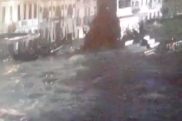 Acqua alta record a Venezia, il sindaco: “Chiederemo lo stato di calamità” Acqua alta record a Venezia, il sindaco: “Chiederemo lo stato di calamità”