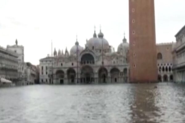 Acqua alta a Venezia, le sirene in piazza San Marco