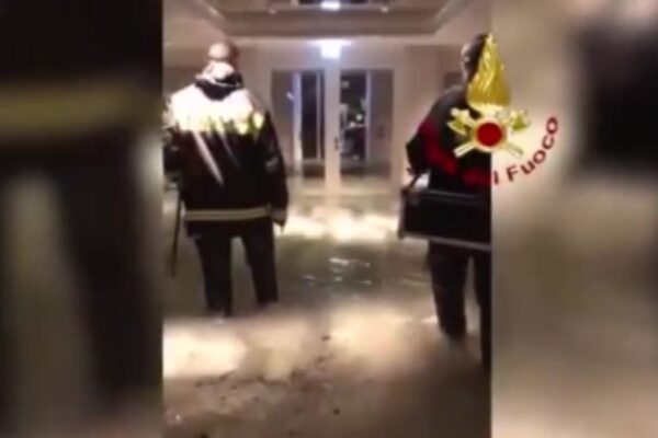 Venezia sott’acqua, senza sosta il lavoro di soccorso dei vigili del fuoco