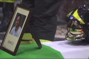 Alessandria: applausi, sirene e lacrime per l’ultimo saluto ai tre vigili del fuoco Alessandria: applausi, sirene e lacrime per l’ultimo saluto ai tre vigili del fuoco