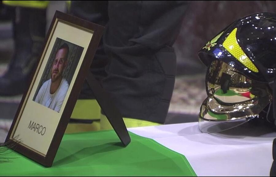 Alessandria: applausi, sirene e lacrime per l’ultimo saluto ai tre vigili del fuoco