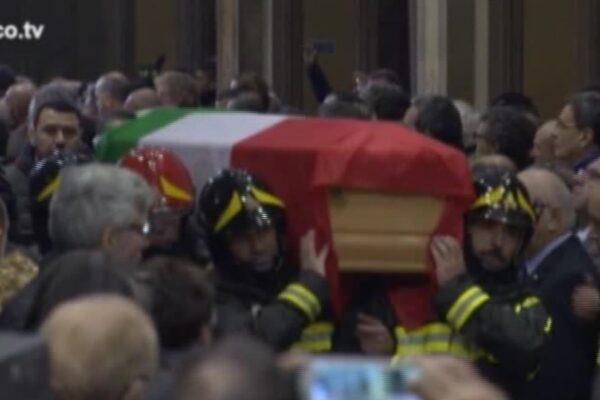 Alessandria, commozione e applausi ai funerali dei 3 vigili del fuoco