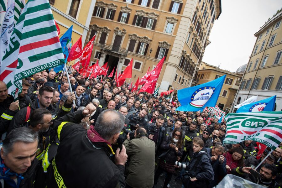 Vigili del fuoco in piazza contro il Governo: “Onorateci anche da vivi, basta passerelle”