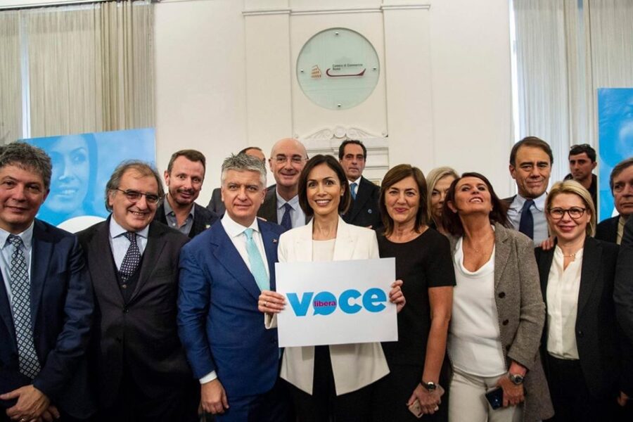 Carfagna giura fedeltà a Berlusconi: “Ma non ci faremo annettere da Salvini”