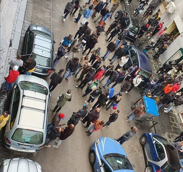 Agguato tra la folla a Napoli, ferito migrante: “Italiani sparano ad africani”