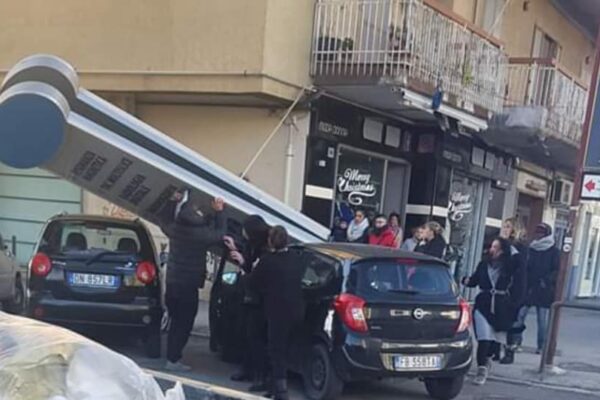 Miracolo a Napoli, cartellone si schianta su auto: ragazza salva Miracolo a Napoli, cartellone si schianta su auto: ragazza salva