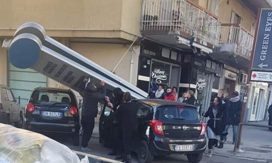 Miracolo a Napoli, cartellone si schianta su auto: ragazza salva