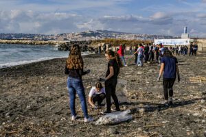 Cop21 a Napoli, in 250 per pulire le spiagge. Il ministro Costa ‘suona’ la spazzatura