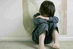 Regalava giocattoli e abusava di due fratellini: preso presunto pedofilo