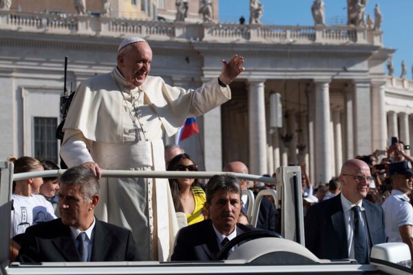 Papa Francesco benedice i bambinelli: “Il Presepe è Vangelo vivo”
