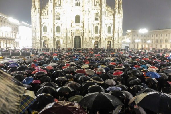 Foto LaPresse – Matteo Corner
01/12/2019 Milano, Italia
Cronaca
Manifestazione sardine a passo Duomo in piazza Duomo