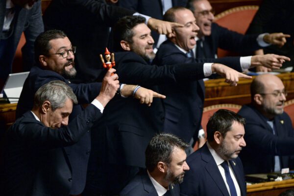 Mes, che pena questo dibattito parlamentare!