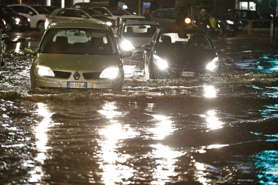 Foto: Cecilia Fabiano-LaPresse 
02-12-2019 Roma( Italia) 
Cronaca  :  Maltempo ed allagamenti a Roma  
Nella Foto: Allagamento a Piramide davanti alla stazione Roma Lido 

Photo: Cecilia Fabiano- LaPresse
December ,02, 2019 Rome ( Italy ) 
News : Floodings in Rome 
in The Pic :a flooding at Piramide Station