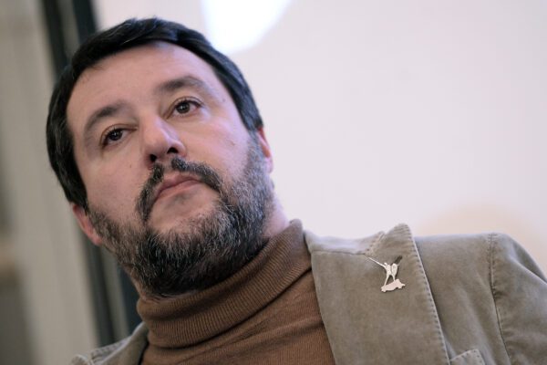 Salvini: “Mi è arrivata la denuncia di Carola Rackete, per addolcire la giornata una fetta di pane e Nutella”