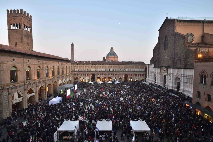 Bonaccini, in 10mila in piazza a Bologna per il lancio delle Regionali 2020