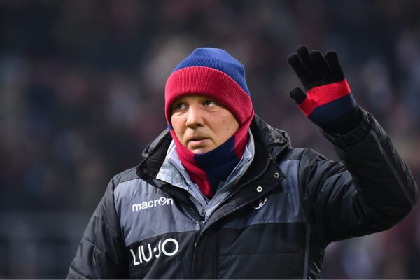 Foto Massimo Paolone/LaPresse 
8 dicembre 2019 Bologna, Italia 
sport calcio 
Bologna vs Milan – Campionato di calcio Serie A TIM 2019/2020 – stadio Renato Dall’Ara
Nella foto: Sinisa Mihajlovic (Bologna F.C.) ritorna in panchina

Photo Massimo Paolone/LaPresse 
December 8, 2019 Bologna, Italy 
sport soccer 
Bologna vs Milan – Italian Football Championship League A TIM 2019/2020 – stadio Renato Dall’Ara stadium
In the pic: Sinisa Mihajlovic (Bologna F.C.) greets supporters