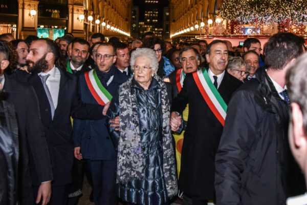 Foto LaPresse/Matteo Corner
10/12/2019 Milano (Italia) 
Cronaca
Manifestazione dei sindaci a sostegno di Liliana Segre l’ odio non ha futuro
Nella foto: il corteo

Photo LaPresse/Matteo Corner
December 10.2019 Milan (Italy)
News
Demonstration by mayors in support of Liliana Segre hatred has no future
In the photo: the parade