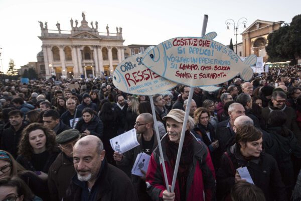 Sardine a Roma, “Chi non salta è della Lega…”