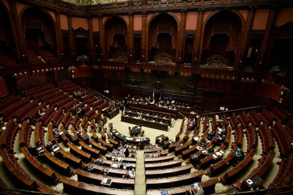 Governo incassa via libera a manovra tra le proteste