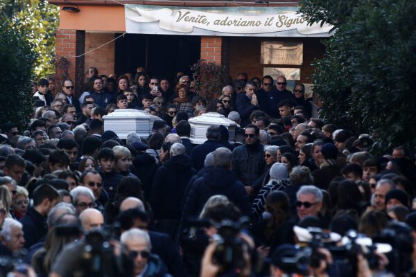 I funerali di Gaia e Camilla, la dura omelia di don Gian Matteo: “Il senso della vita non è bere e fumare” I funerali di Gaia e Camilla, la dura omelia di don Gian Matteo: “Il senso della vita non è bere e fumare”