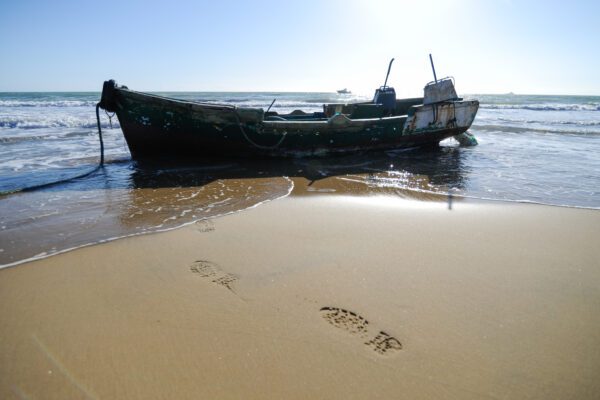 Foto LaPresse – Guglielmo Mangiapane
19/02/16 Torre Arsa ITA
Cronaca
Sbarco di migranti a Siculiana in provincia di Agrigento. 
Nella foto: l’imbarcazione usata dai migranti

Photo LaPresse – Guglielmo Mangiapane
19/02/16 Torre Arsa ITA
News
Migrants disembark in Siculiana near Agrigento

In the picture: the boat used by migrants