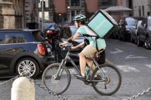 Sindacati contro Deliveroo, reagiamo al controllo dell’algoritmo
