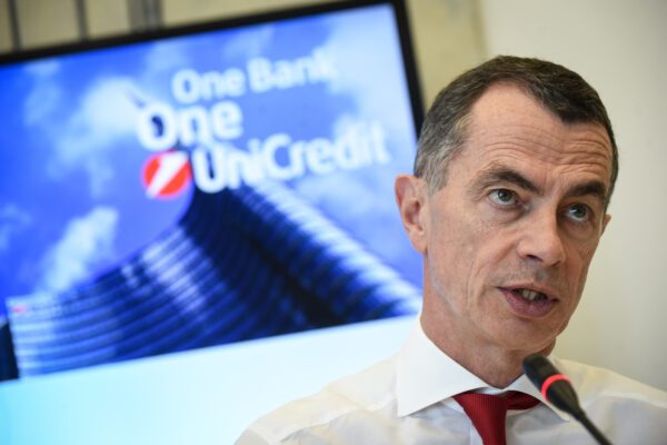 Unicredit lancia il suo piano di tagli: 6mila esuberi in Italia e 500 filiali in meno al 2023