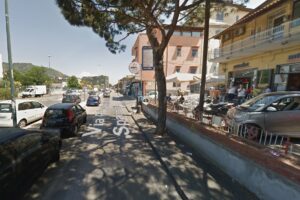 Giovane non vedente miracolata: “Auto mi ha rotto il bastone e ha rischiato di investirmi”