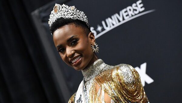 Zozibini Tunzi, la prima sudafricana di colore a vincere Miss Universo