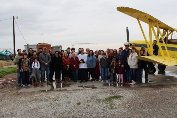 Parroco prende l’aereo per spargere 380 litri di acqua benedetta sui fedeli