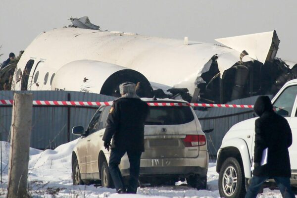 Aereo precipita in Kazakistan con 100 passeggeri a bordo: almeno 12 morti Aereo precipita in Kazakistan con 100 passeggeri a bordo: almeno 12 morti