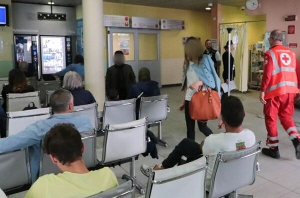 La figlia di 5 mesi muore in ospedale, madre si dispera tra insulti razzisti: “Scimmia, dai fastidio”