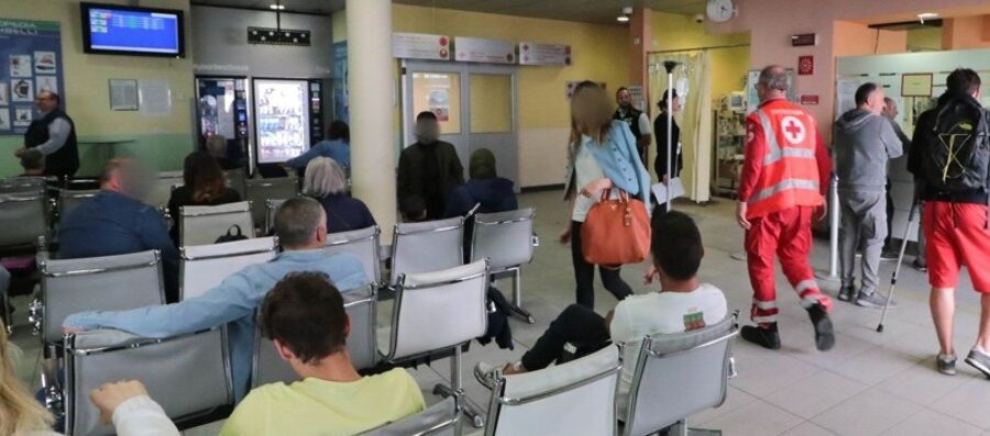 La figlia di 5 mesi muore in ospedale, madre si dispera tra insulti razzisti: “Scimmia, dai fastidio”