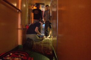 Alan Kurdi verso l’Italia con 69 migranti, l’appello: “Fateli scendere, stanno male”