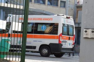 “Voi li fate i tamponi?”, famiglia no vax sequestra personale del 118 con un codice rosso fake