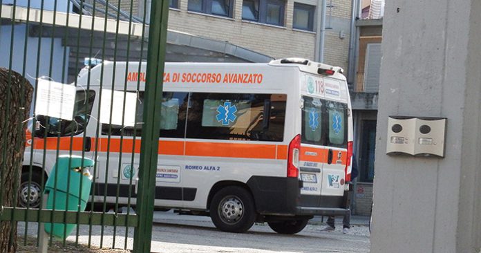 “Voi li fate i tamponi?”, famiglia no vax sequestra personale del 118 con un codice rosso fake
