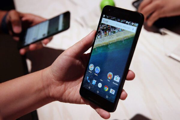 L’allarme del Garante della privacy: “80 app spia per ogni smartphone”