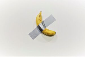 Perchè la Banana di Cattelan vale 120mila dollari e perchè Datuna se l’è mangiata
