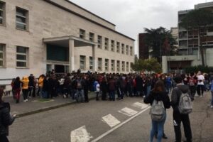 Sciame sismico in Campania, scuole evacuate e gente in strada: la scossa più forte di 3.8