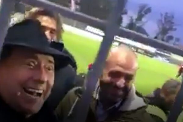 Berlusconi scherza coi tifosi: “Scusate devo andare a p…”