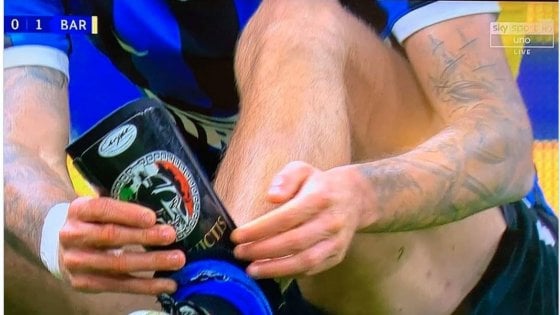 Bufera su Biraghi, il calciatore dell’Inter contro il Barcellona con parastinchi ‘fascisti’