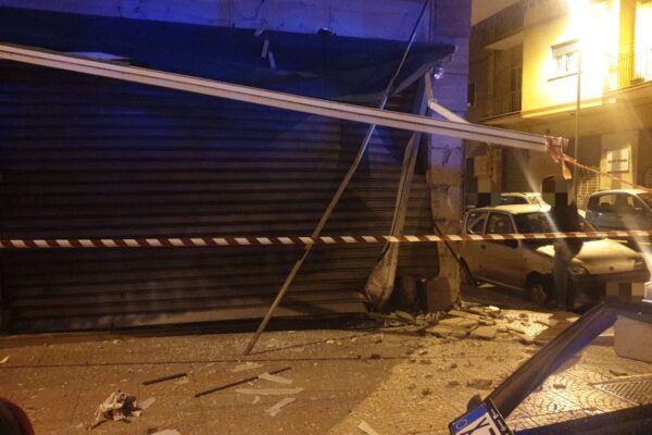 Taranto, bomba distrugge bar in pieno centro