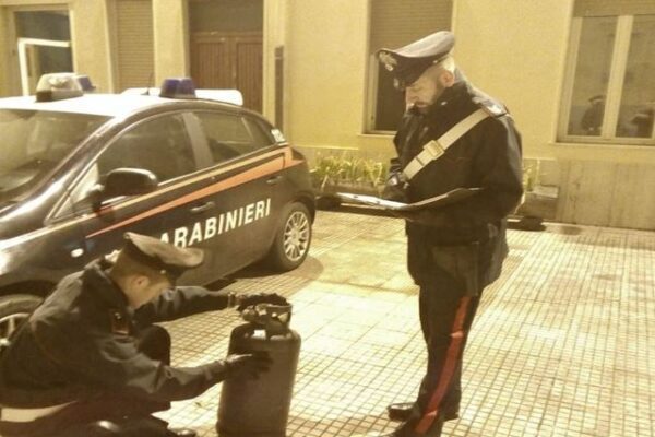 Urla “Sono il prescelto” e tenta di far esplodere una bombola: ‘disarmato’ dai cittadini