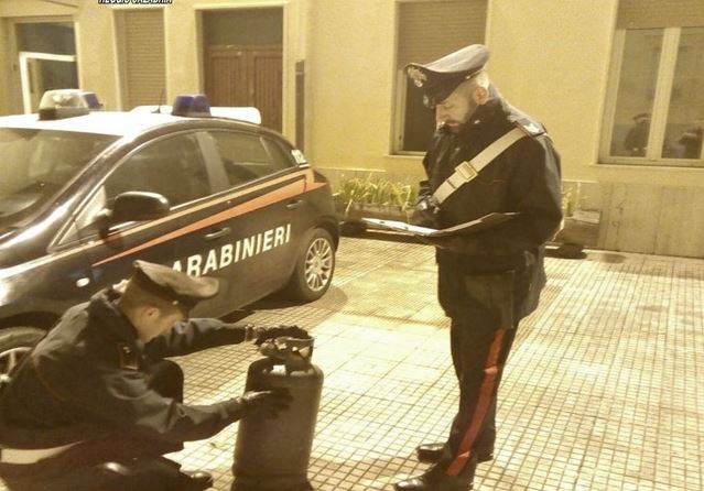 Urla “Sono il prescelto” e tenta di far esplodere una bombola: ‘disarmato’ dai cittadini