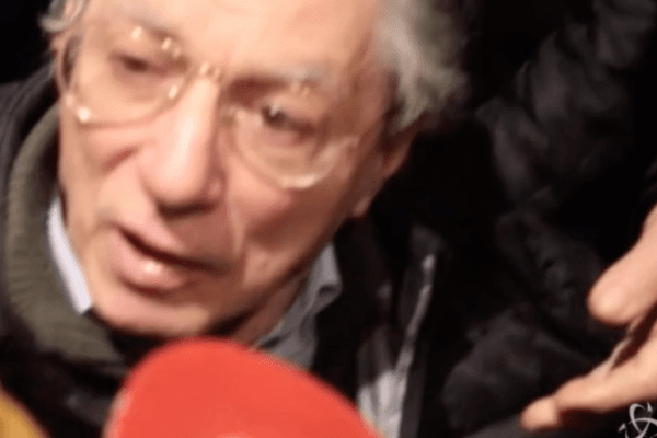 Bossi ricorda a Salvini cos’è la Lega: “Aiutiamo il Sud a casa loro, sennò straripa come l’Africa”