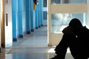 Offese, pugni e sigarette spente sul collo, bullismo a scuola: due minori in comunità