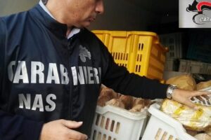 Sequestrate sei tonnellate di cibo scaduto: erano in vendita in diversi supermercati