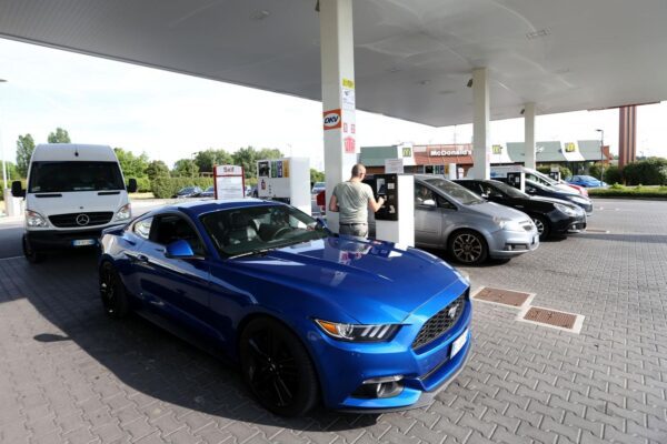 Rischio stangata sui carburanti, il governo aumenta le accise