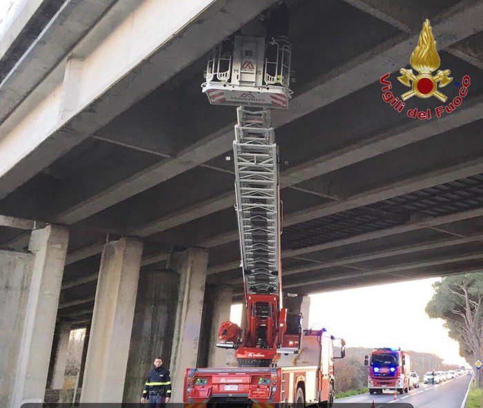 Calcinacci giù dal viadotto dell’A12, detriti sull’Aurelia